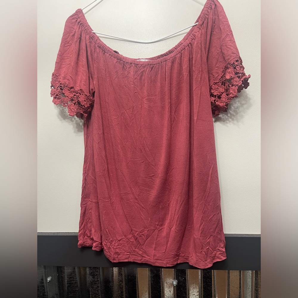 Women’s Stem & Vine Lace Sleeve top